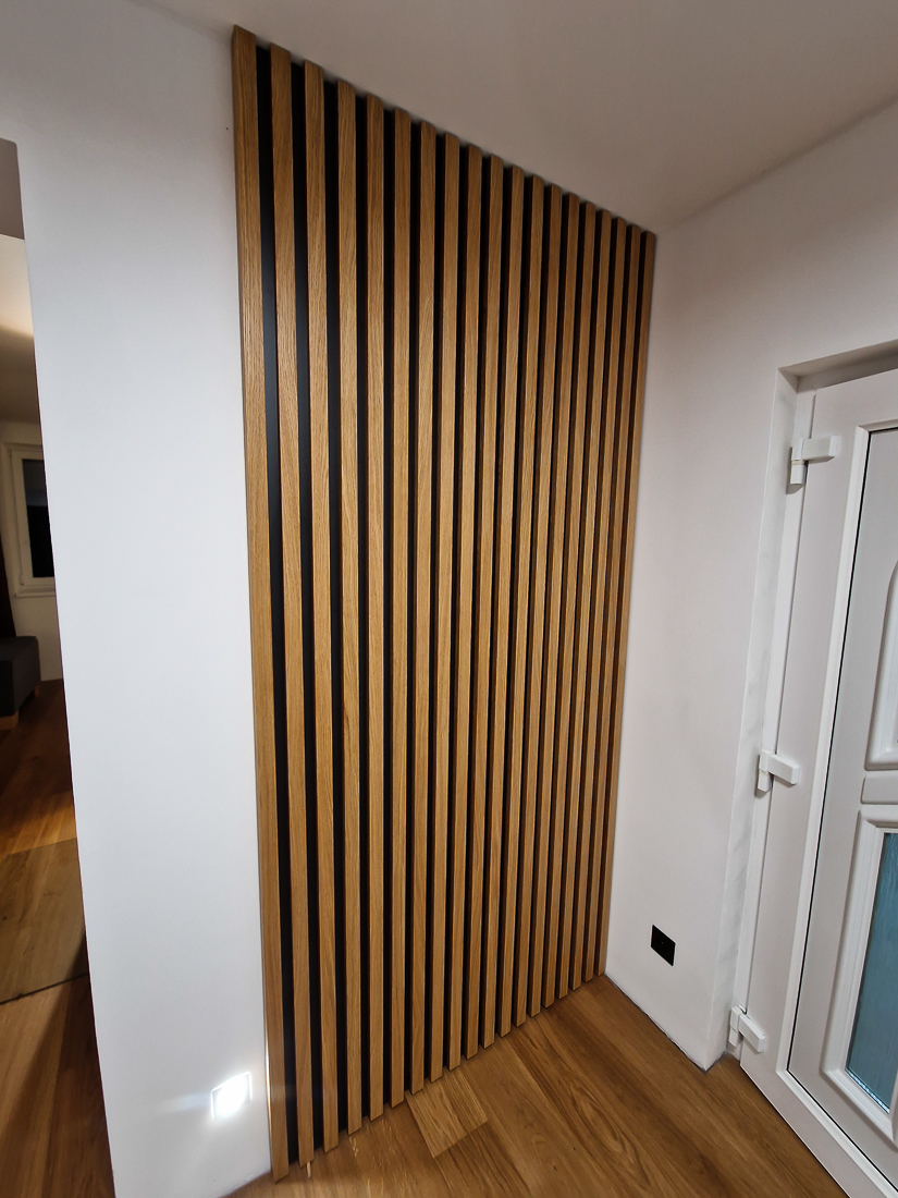 Lamelový panel s úložným priestorom